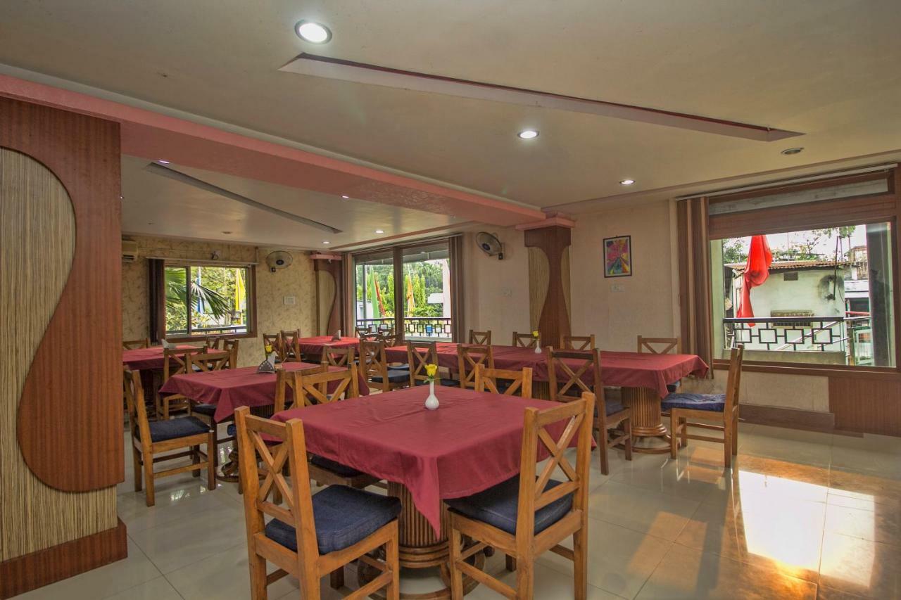 Hotel Nandanik Palace Falakata Exterior photo