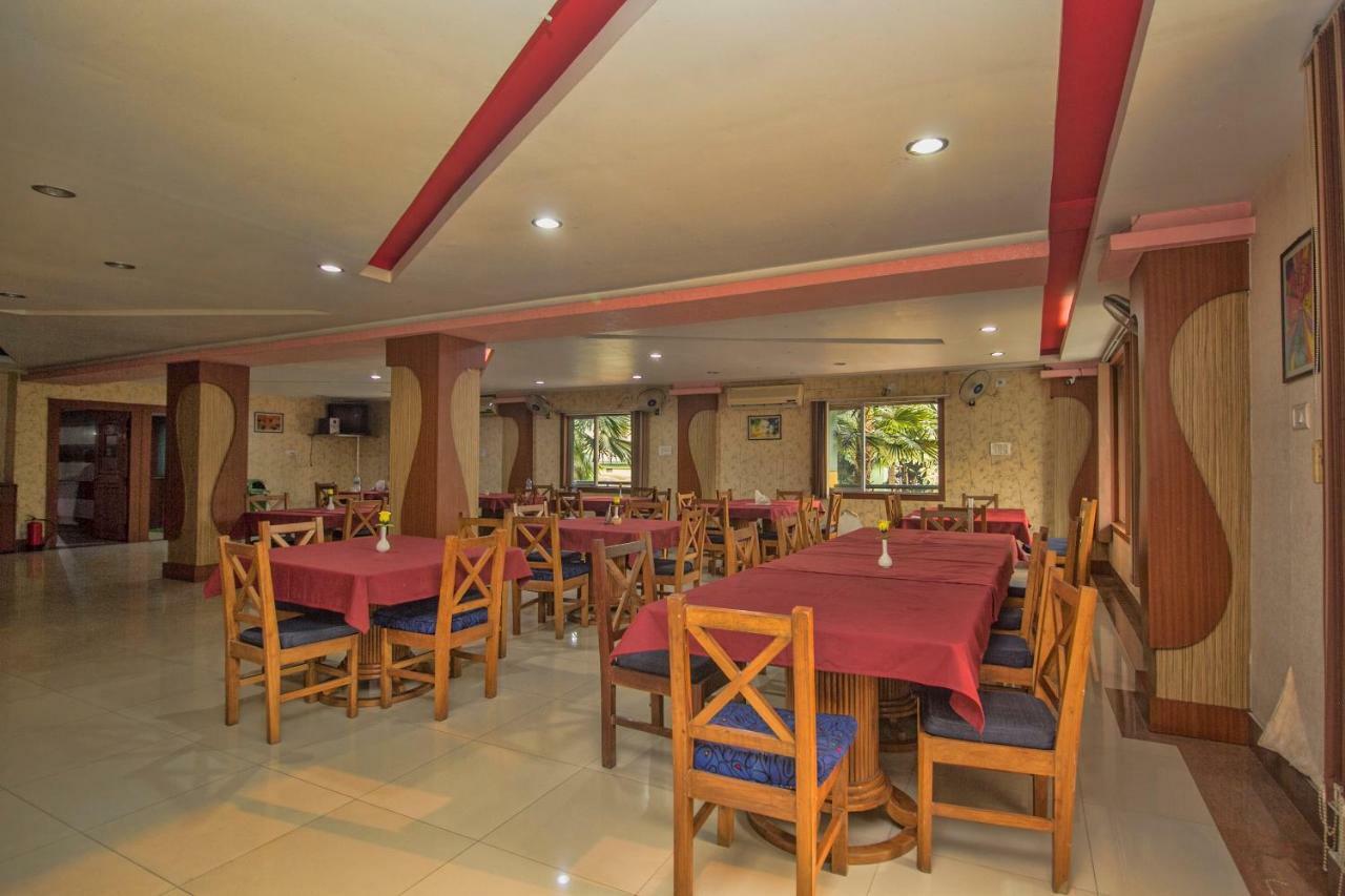 Hotel Nandanik Palace Falakata Exterior photo